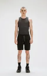 Bermuda negra de algodón con cintura elástica, cordón ajustable con texto bordado y bolsillos laterales.