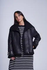 Vestido blanco con rayas horizontales negras, corte recto y mangas cortas.