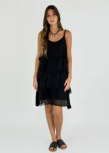 Vestido corto celeste con breteles finos y volados en capas.