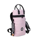 Matera estilo mochila color negro, confeccionada en nylon combinado con símil cuero. Cuenta con tapa con cierre metálico, bolsillo interno, asas y correa extensible.