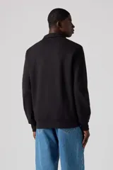 Buzo negro de Levi's con cuello alto, cierre de un cuarto y logo pequeño bordado en el pecho.