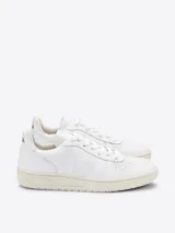 Zapatillas Veja V-10 de cuero blanco con logo lateral en forma de "V" y suela color crema.