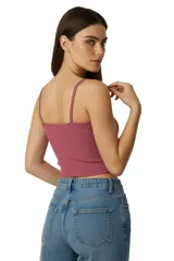 Musculosa blanca de algodón con breteles finos y estampado de una frutilla en el pecho. Corte al cuerpo.
