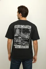 Remera blanca de algodón con cuello redondo a la base y manga corta. Presenta un estampado central con tres ilustraciones minimalistas en negro y texto debajo de cada una.