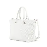 Cartera tipo shopper color blanco, confeccionada en símil cuero texturizado. Tiene doble asa de mano, correa bandolera regulable y herrajes plateados. El acceso es con cierre. Interior forrado en tela de algodón y poliéster con un bolsillo con cierre y dos bolsillos abiertos.