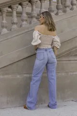Pantalón de jean celeste, corte wide leg, tiro alto y ruedo con dobladillo.