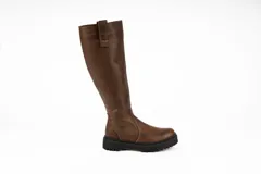 Bota de cuero color chocolate, de caña alta, con suela track y detalle de tira en la parte superior.