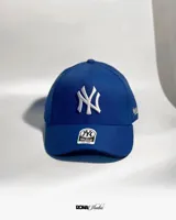 Gorra azul con el logo de los New York Yankees bordado en blanco en el frente y el nombre del equipo bordado en el lateral.