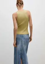 Musculosa verde oliva de punto fino con tirantes finos, cuello redondo y diseño entallado.