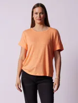 Remera color durazno con textura y espalda con aplique de botones.