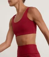 Top deportivo blanco de escote redondo y breteles medianos, sin copa ni estampa.