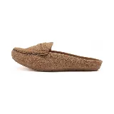Zueco Panama Jack color marrón claro, estilo mocasín, con capellada de cuero y diseño de vincha en el empeine.