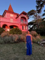 Conjunto de dos piezas color azul eléctrico, compuesto por un top strapless con drapeado asimétrico y un pantalón ancho de tiro alto.