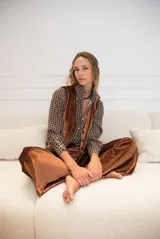 Pantalón palazzo verde musgo de terciopelo con cintura elastizada.