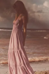 Vestido midi color rosa viejo, confeccionado en algodón. Tiene escote en pico, tirantes finos ajustables y espalda descubierta con tira ajustable.