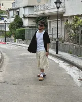 Bermuda de corte baggy color beige crema, con costura vertical trasera en cada pierna y detalle artesanal visible en el bajo. Incluye un cordón extra confeccionado en la misma tela.