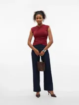 Top corto sin mangas color vino tinto (Syrah) con escote cruzado en V y frunces drapeados en el torso.