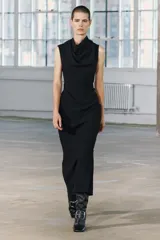 Vestido midi negro de cuello fluido y sin mangas. Detalle de tejido drapeado. Zara Woman Collection.