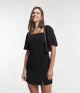 Vestido corto negro de viscosa con escote cuadrado, mangas cortas abullonadas, lastex en la espalda y abertura en el bajo.