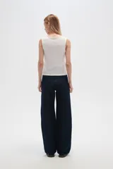 Pantalón de jean negro con glitter, corte recto y tiro alto.