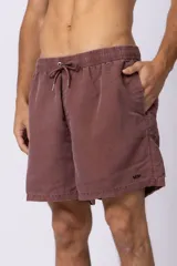 Short de baño de microfibra color terracota, con secado rápido y bolsillo trasero de velcro.