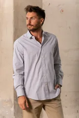 Camisa de vestir a rayas verticales azules y blancas, de corte clásico y manga larga.