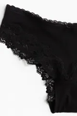 Pack de tres bombachas hipster negras de algodón con cintura estándar, refuerzo interior, cobertura media en la parte de atrás y detalles de encaje en la cintura y las piernas.