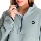 Buzo polar verde oscuro de microfleece, con cierre medio frontal con tirador con logo de Cat, bolsillo tipo canguro con costura divisoria, banda ajustable y parche de silicona con el logo de Caterpillar en el pecho izquierdo.