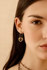 Aros tipo argolla dorados con dije de corazón dorado bordado con mostacillas negras y naranjas.