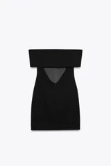 Vestido corto negro de tejido de punto, con escote recto y hombros descubiertos.