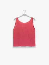 Musculosa sin mangas color fucsia, confeccionada en punto canalé de viscosa.