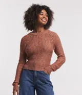 Suéter de punto melange color naranja con hilos metalizados, cuello redondo y mangas largas raglán.