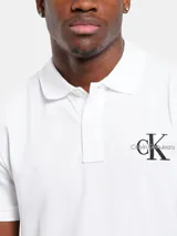 Chomba blanca de piqué de algodón elástico, con cuello clásico, tapeta de dos botones y monograma bordado de Calvin Klein en el pecho.