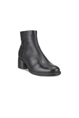 Bota de cuero negro con textura de piel de serpiente, de caña corta y punta redondeada. Presenta un taco bajo de 35 mm forrado en cuero, suela de plataforma de PU y cierre lateral interno para mayor comodidad.