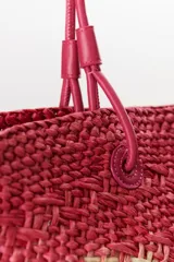 Bolso tipo shopper de paja color beige con diseño geométrico en marrón. Asas de cuero sintético color crema.