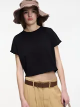 Remera blanca de algodón, corte crop, con cuello redondo y mangas cortas con dobladillo.