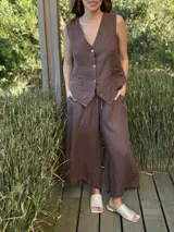 Chaleco blanco de lino con corte sastrero y botones de coco.