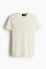 Remera color crema de punto liviano con cuello redondo ribeteado y bajo recto. Corte ajustado que realza el contorno del cuerpo creando una silueta entallada. Confeccionada con tejido funcional COOLMAX®, una fibra exclusiva de poliéster de secado rápido que elimina la humedad y regula la temperatura corporal proporcionando un ajuste cómodo y suave.