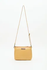 Cartera bandolera de cuero vacuno color verde bosque, con diseño floral bordado y tachas metálicas en tonos dorados y plateados envejecidos. Posee correa regulable y cierre superior.