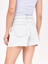 Short de jean celeste con terminación desflecada.