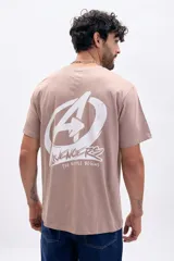 Remera de manga corta color taupe con un gran estampado en la espalda del logo de los Avengers y el texto "The Battle Begins".