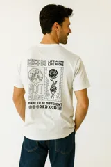 Remera blanca de algodón con estampado de texto negro "it will get better", de corte holgado y cuello redondo.