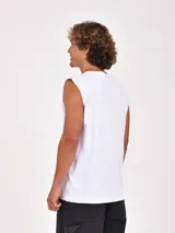 Musculosa negra con cuello redondo y sisas amplias, con estampado frontal en blanco que dice "BOSTON 33" con efecto desgastado.