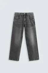 Pantalón de jean gris oscuro, corte amplio, con cinco bolsillos, efecto lavado y cierre frontal con cremallera y botón.