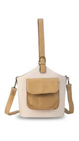Bolso matera con diseño estructurado en combinación de tela texturizada beige y detalles en símil cuero color tostado. Incluye un bolsillo frontal con solapa, asa de mano ajustable y correa larga desmontable, con divisiones internas para termo y mate.