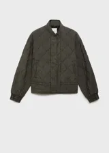 Chaqueta acolchada color verde militar con cuello perkins, cierre frontal con botones, dos bolsillos laterales y detalle fruncido en el bajo. Estilo bomber.