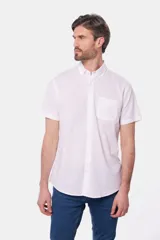 Camisa celeste de lino y algodón, de manga corta, con cuello abotonado y bolsillo en el pecho.