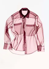 Camisa de organza color borgoña, de corte recto, manga larga con puños abotonados, cuello camisero, cierre frontal con botones y dos bolsillos de parche en la parte delantera.
