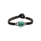 Pulsera de cuero marrón con doble tira y cristal facetado ovalado de color verde esmeralda, engarzado en metal plateado.