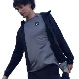 Remera deportiva gris de poliéster con cuello redondo y logo de Topper estampado en el pecho.